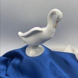 Nao by Lladró duck/goose, referred to as "Say Duck" or "Little Duck". 6” tall.